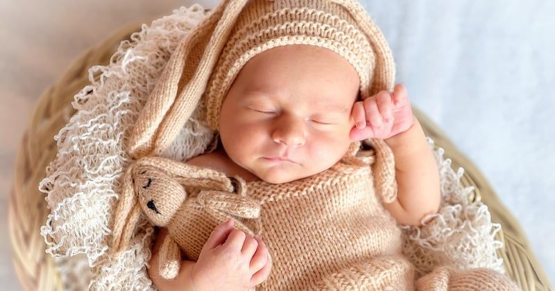 Écharpe ou porte-bébé : le comparatif complet pour bien choisir